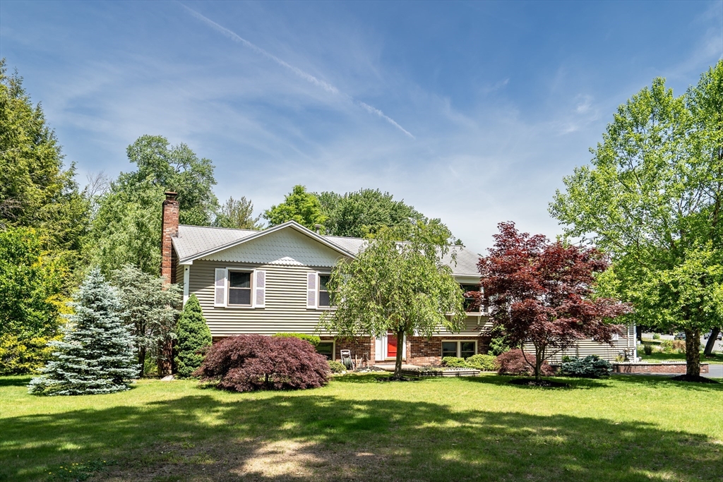 2 Sandspur Lane, North Reading, Massachusetts, 4 Bedrooms Bedrooms, 9 Rooms Rooms,2 BathroomsBathrooms,Residential,For Sale,Sandspur Lane,73537233