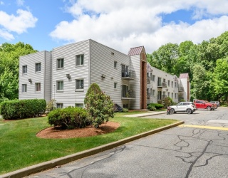 136 Central St, Hudson, Massachusetts, 2 Bedrooms Bedrooms, 4 Rooms Rooms,2 BathroomsBathrooms,Residential,For Sale,Central St,73537236