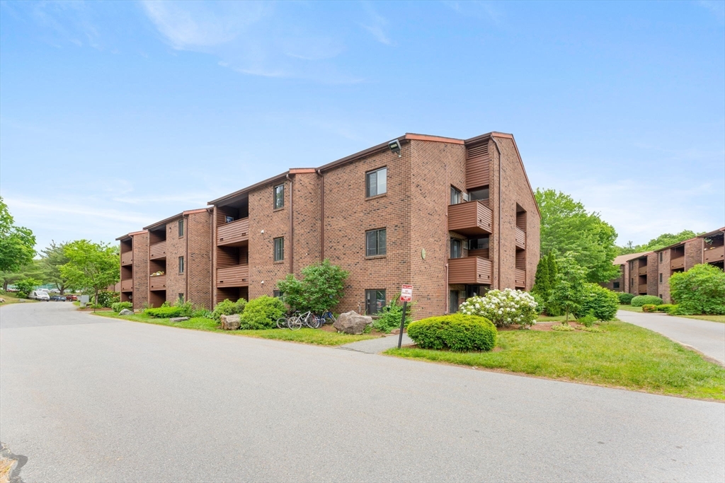 15 Davis Rd, Acton, Massachusetts, 2 Bedrooms Bedrooms, 5 Rooms Rooms,1 BathroomBathrooms,Residential,For Sale,Davis Rd,73535092