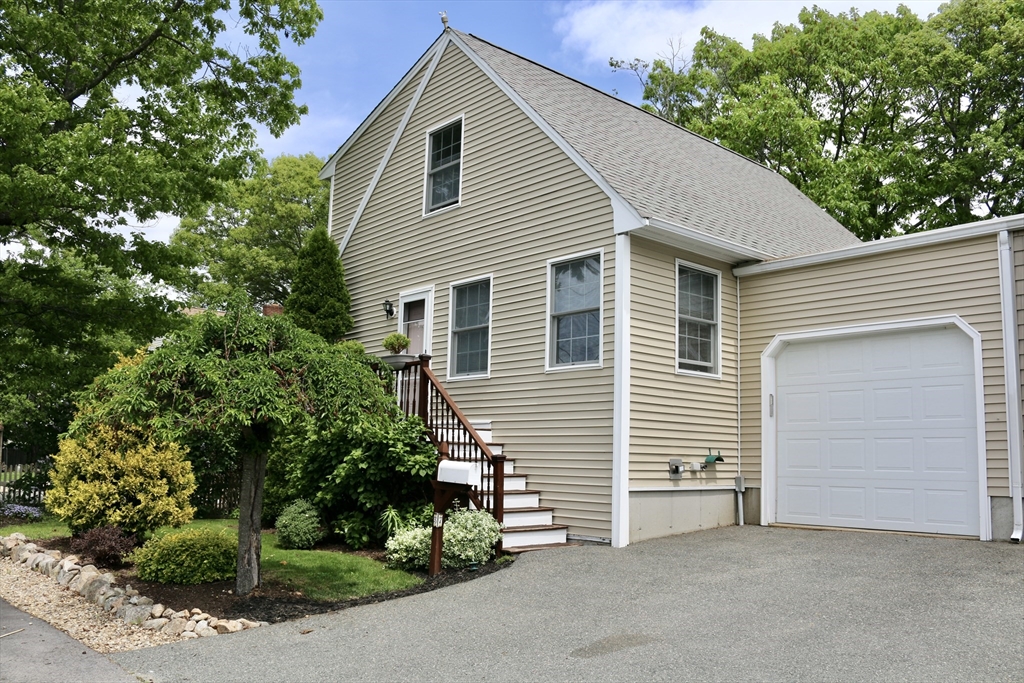 37 Green St, Gloucester, Massachusetts, 2 Bedrooms Bedrooms, 5 Rooms Rooms,2 BathroomsBathrooms,Residential Lease,For Rent,Green St,73527317