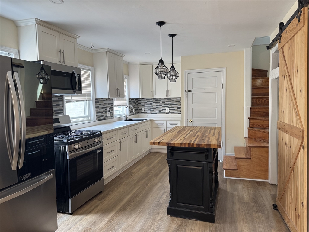 19 Bellingham Ave, Everett, Massachusetts, 4 Bedrooms Bedrooms, 7 Rooms Rooms,2 BathroomsBathrooms,Residential Lease,For Rent,Bellingham Ave,73537261
