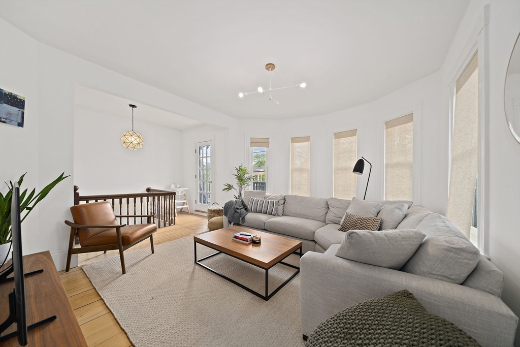 80 Holland St, Somerville, Massachusetts, 2 Bedrooms Bedrooms, 5 Rooms Rooms,1 BathroomBathrooms,Residential,For Sale,Holland St,73536943