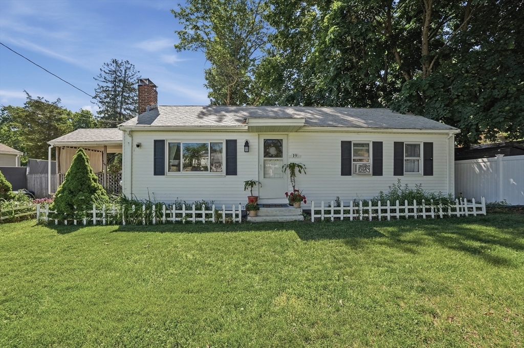 19 Lind Terrace, Randolph, Massachusetts, 2 Bedrooms Bedrooms, 5 Rooms Rooms,1 BathroomBathrooms,Residential,For Sale,Lind Terrace,73537286