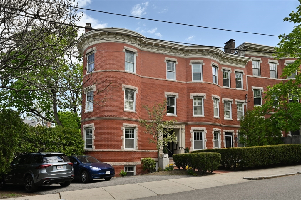 8 Colbourne Cres, Brookline, Massachusetts, 2 Bedrooms Bedrooms, 6 Rooms Rooms,2 BathroomsBathrooms,Residential,For Sale,Colbourne Cres,73537306