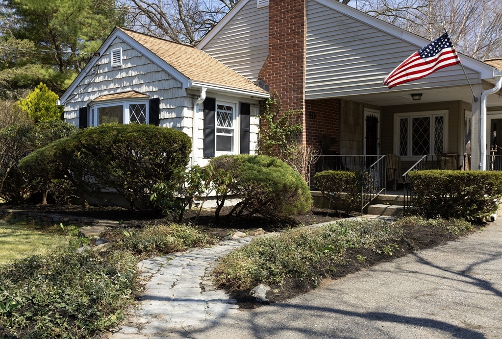10 Winthrop St., Medway, Massachusetts, 2 Bedrooms Bedrooms, 6 Rooms Rooms,1 BathroomBathrooms,Residential,For Sale,Winthrop St.,73500554