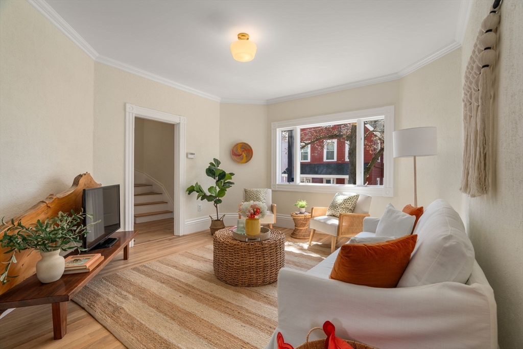 8 Belmont Pl, Somerville, Massachusetts, 4 Bedrooms Bedrooms, 8 Rooms Rooms,1 BathroomBathrooms,Residential,For Sale,Belmont Pl,73501870