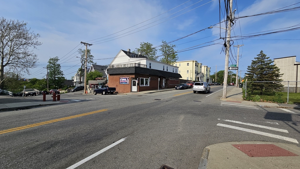 46 Howard St, Lowell, Massachusetts, 6 Bedrooms Bedrooms, 18 Rooms Rooms,4 BathroomsBathrooms,Residential Income,For Sale,Howard St,73537611