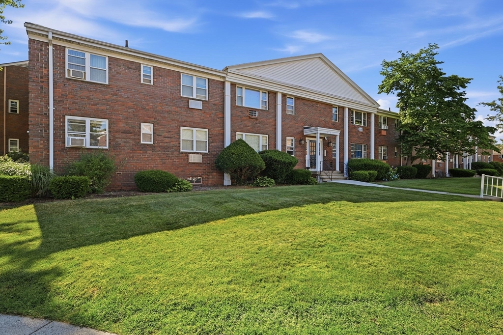 73 Regency Park Drive, Agawam, Massachusetts, 2 Bedrooms Bedrooms, 4 Rooms Rooms,1.5 BathroomsBathrooms,Residential,For Sale,Regency Park Drive,73537612