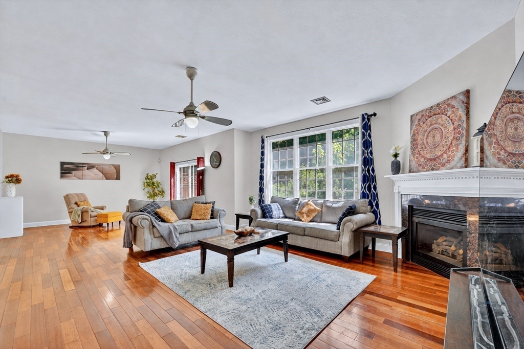 15 Evergreen Cir, Canton, Massachusetts, 2 Bedrooms Bedrooms, 6 Rooms Rooms,2.5 BathroomsBathrooms,Residential,For Sale,Evergreen Cir,73537991