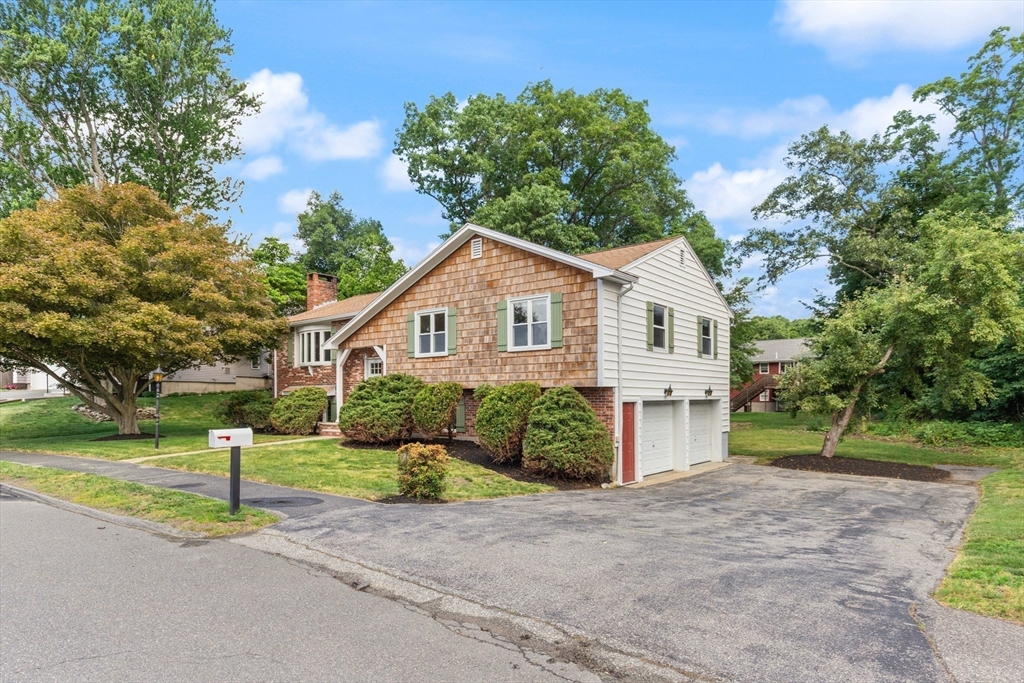 17 Tamarock Ter, Stoneham, Massachusetts, 3 Bedrooms Bedrooms, 8 Rooms Rooms,2.5 BathroomsBathrooms,Residential,For Sale,Tamarock Ter,73537992