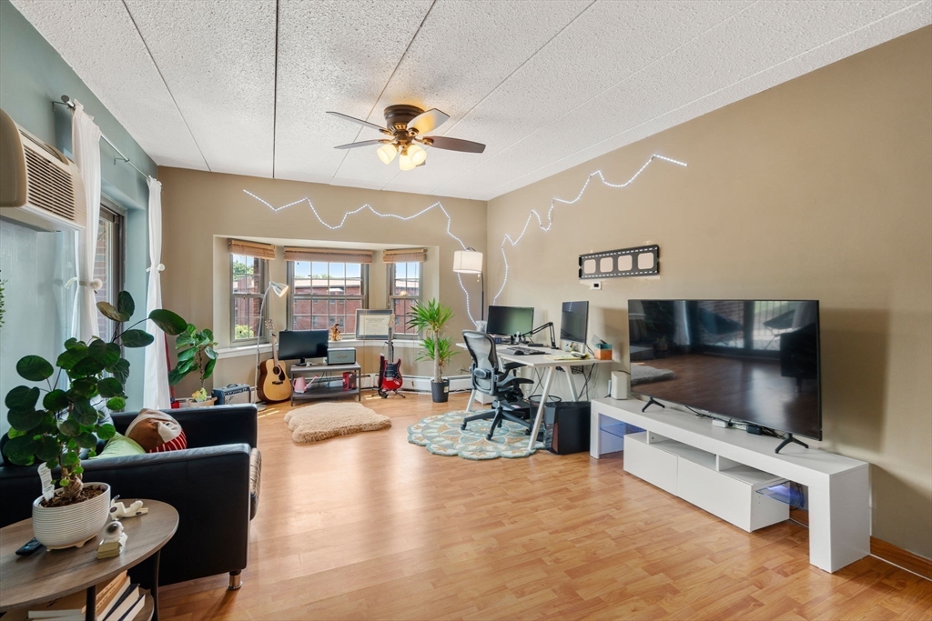 16 Winter St, Waltham, Massachusetts, 2 Bedrooms Bedrooms, 5 Rooms Rooms,2 BathroomsBathrooms,Residential,For Sale,Winter St,73537995