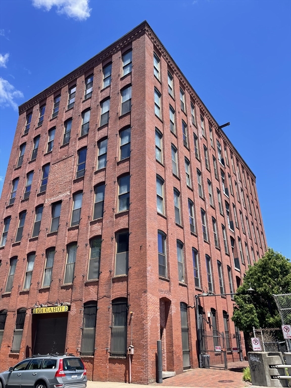 101 Cabot Street, Holyoke, Massachusetts, 1 Bedroom Bedrooms, 3 Rooms Rooms,1 BathroomBathrooms,Residential,For Sale,Cabot Street,73538004