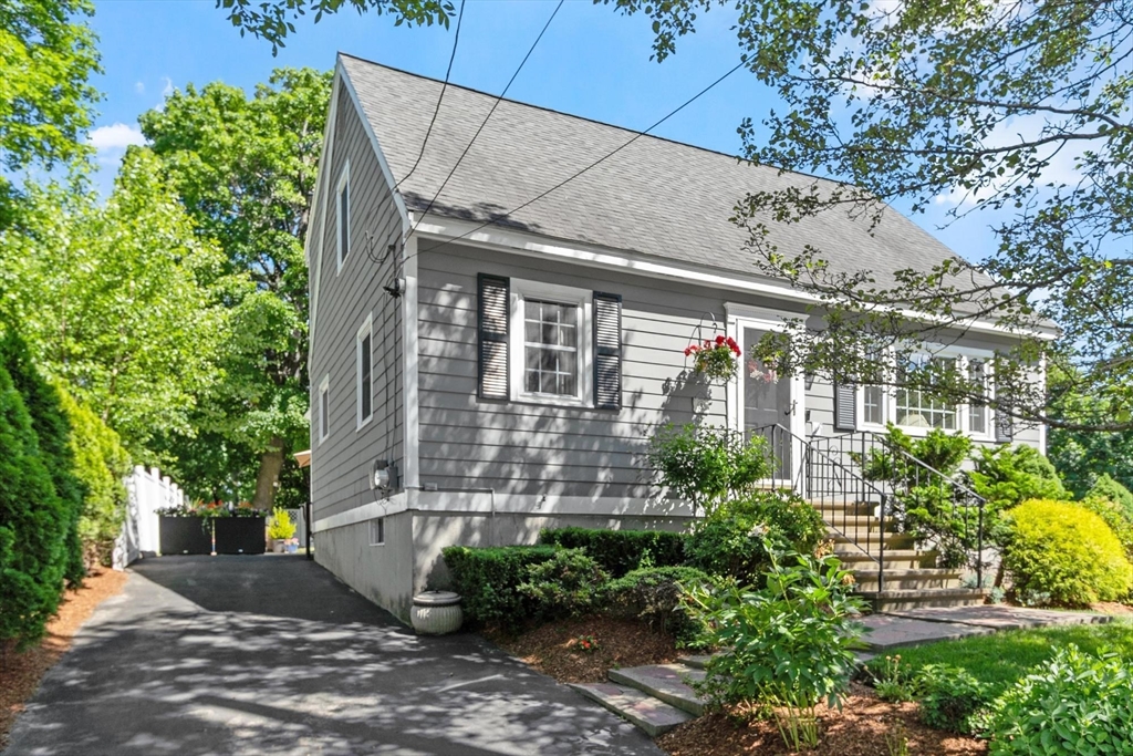 2 Pleasant Avenue, Chelmsford, Massachusetts, 4 Bedrooms Bedrooms, 8 Rooms Rooms,2 BathroomsBathrooms,Residential,For Sale,Pleasant Avenue,73537800