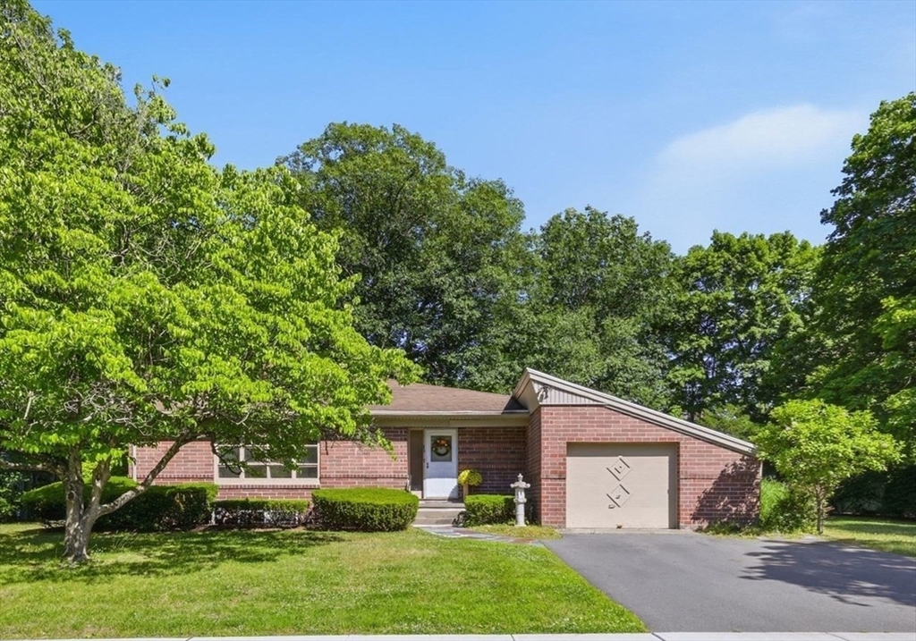 31 Lowell Ave, Westfield, Massachusetts, 2 Bedrooms Bedrooms, 5 Rooms Rooms,2 BathroomsBathrooms,Residential,For Sale,Lowell Ave,73537841