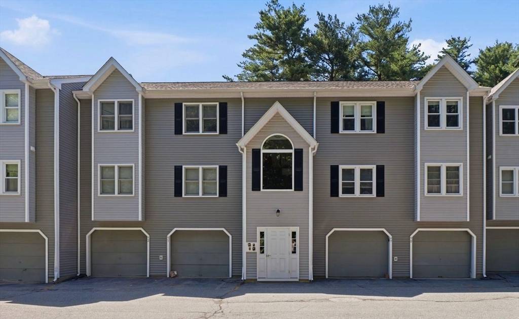 84 Tennis Plaza Rd, Dracut, Massachusetts, 2 Bedrooms Bedrooms, 4 Rooms Rooms,1 BathroomBathrooms,Residential,For Sale,Tennis Plaza Rd,73537846