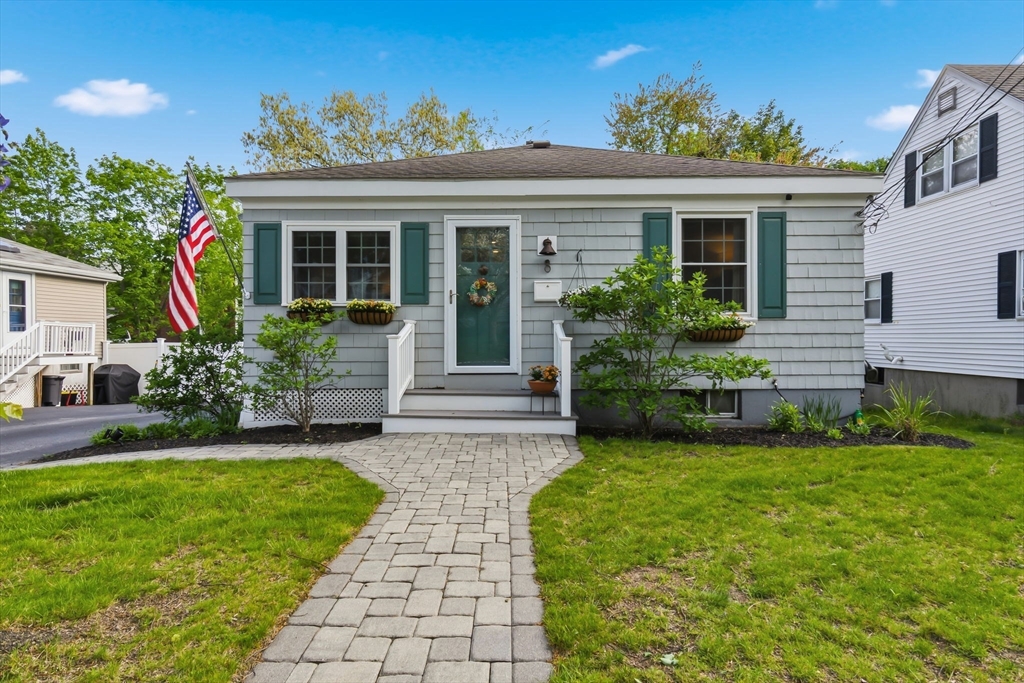 8 Holding Street, Beverly, Massachusetts, 2 Bedrooms Bedrooms, 5 Rooms Rooms,1 BathroomBathrooms,Residential,For Sale,Holding Street,73521358