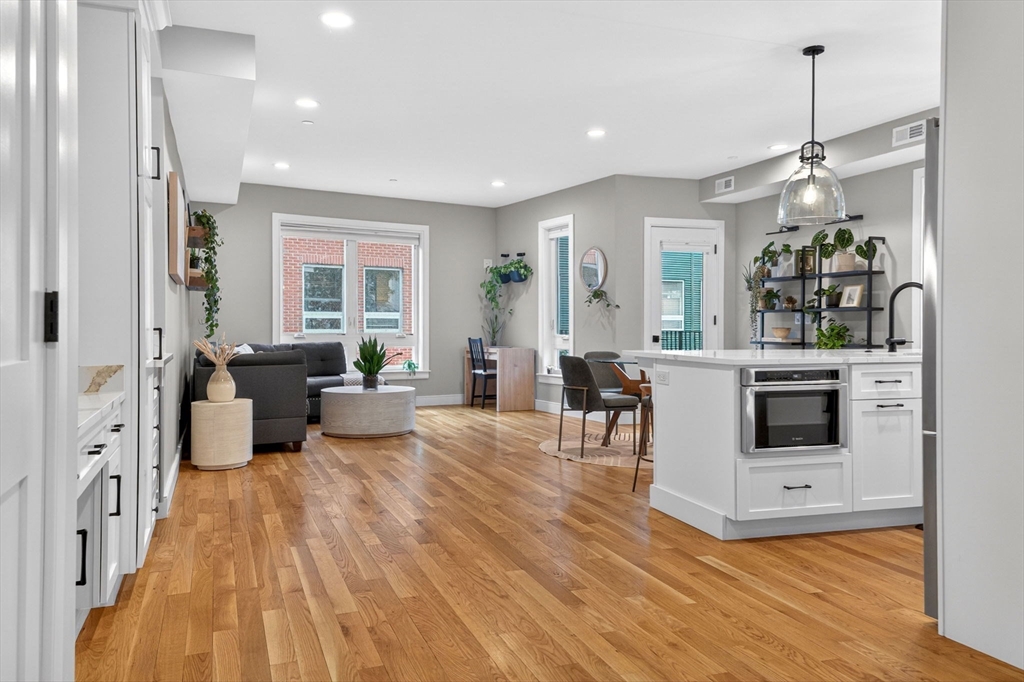 3305 Washington St, Boston, Massachusetts, 2 Bedrooms Bedrooms, 4 Rooms Rooms,2 BathroomsBathrooms,Residential,For Sale,Washington St,73517642