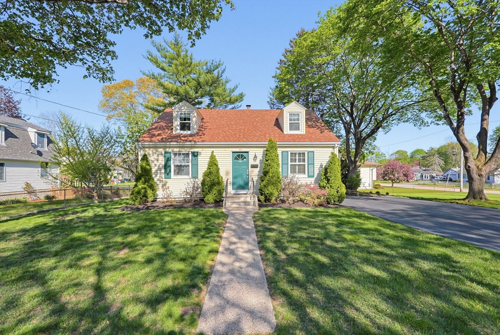 35 Intervale Ave, Attleboro, Massachusetts, 4 Bedrooms Bedrooms, 6 Rooms Rooms,1.5 BathroomsBathrooms,Residential,For Sale,Intervale Ave,73511914