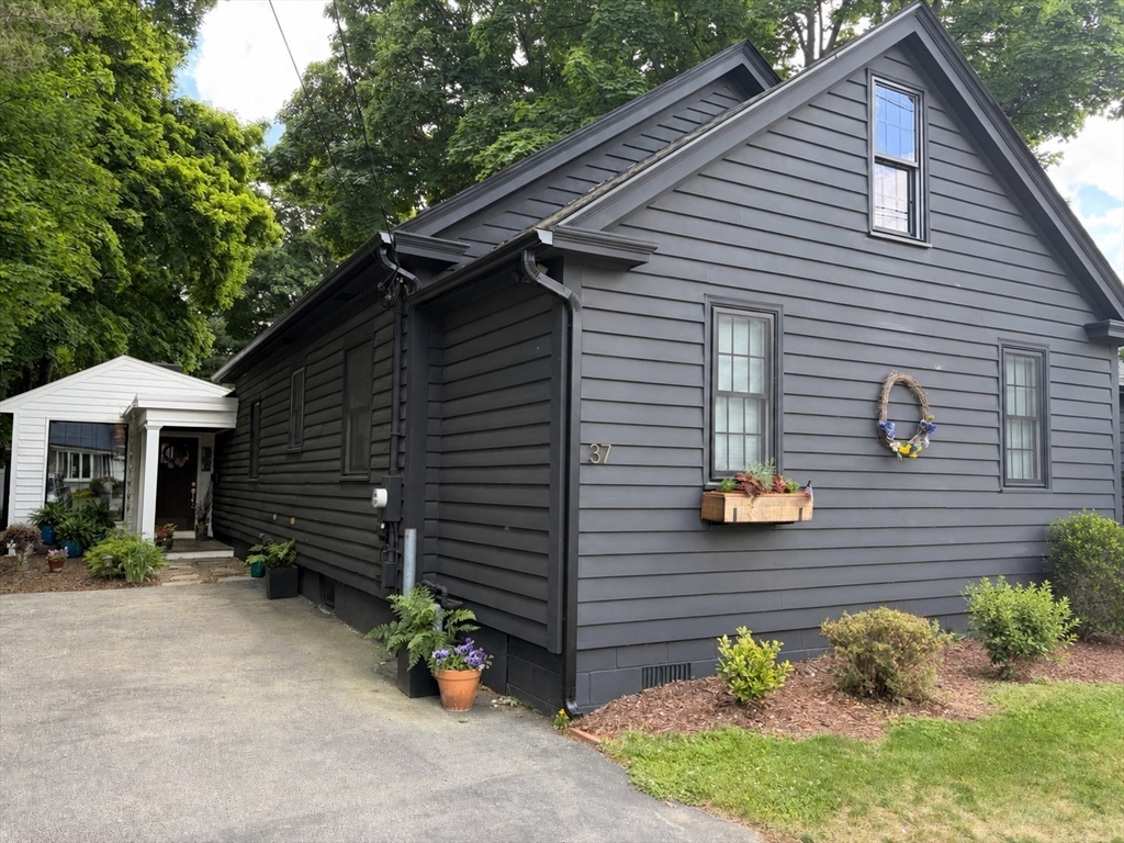 37 Moulton St, Newburyport, Massachusetts, 3 Bedrooms Bedrooms, 8 Rooms Rooms,2 BathroomsBathrooms,Residential,For Sale,Moulton St,73537580