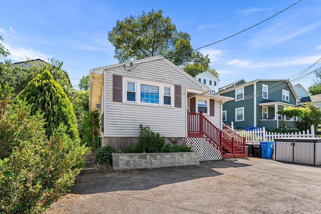 104 College Farm Rd, Waltham, Massachusetts, 2 Bedrooms Bedrooms, 9 Rooms Rooms,2 BathroomsBathrooms,Residential,For Sale,College Farm Rd,73538143