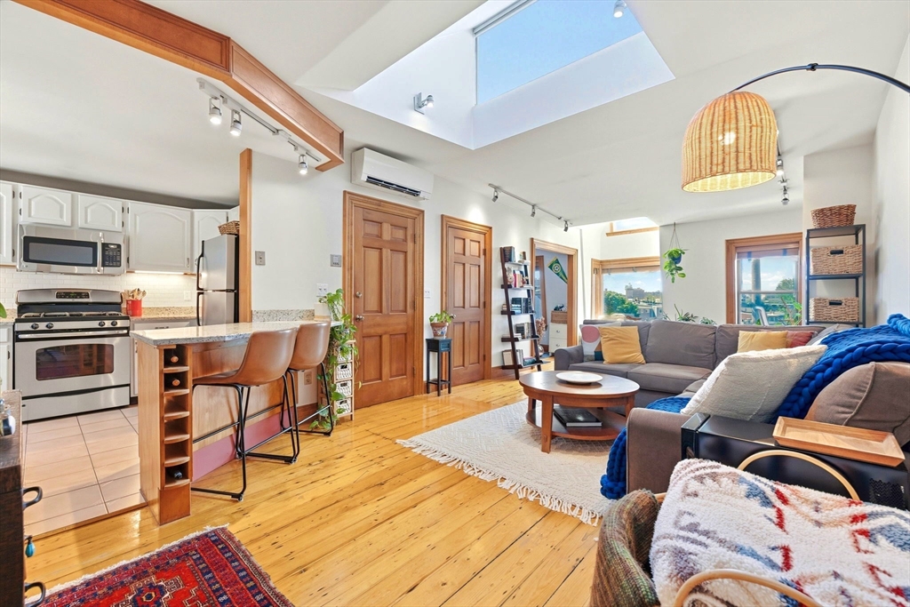43 Russell St, Boston, Massachusetts, 1 Bedroom Bedrooms, 5 Rooms Rooms,1 BathroomBathrooms,Residential,For Sale,Russell St,73538172