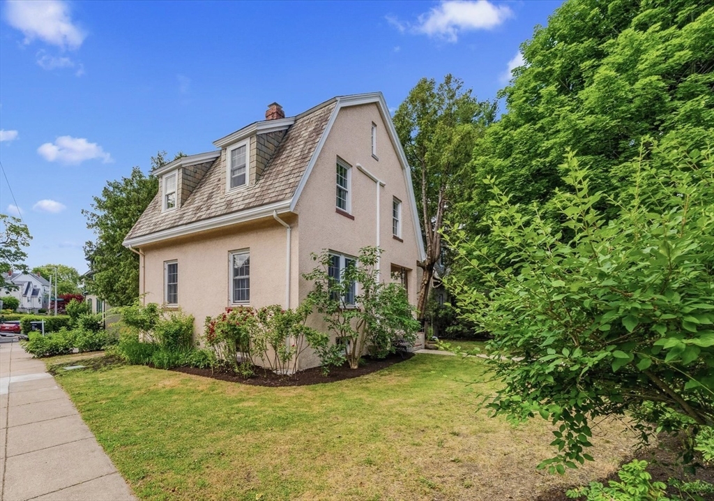 94 Florian Street, Boston, Massachusetts, 4 Bedrooms Bedrooms, 7 Rooms Rooms,1.5 BathroomsBathrooms,Residential,For Sale,Florian Street,73538047