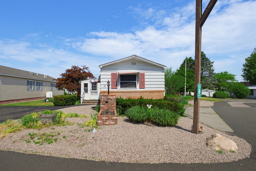 18 Sunset Lane, Plainville, Massachusetts, 2 Bedrooms Bedrooms, 5 Rooms Rooms,1 BathroomBathrooms,Residential,For Sale,Sunset Lane,73538197