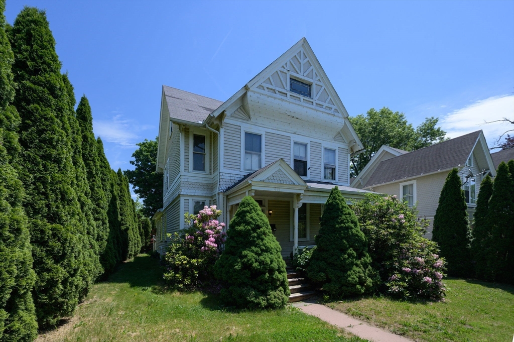415 Maple St, Springfield, Massachusetts, 5 Bedrooms Bedrooms, 8 Rooms Rooms,2 BathroomsBathrooms,Residential,For Sale,Maple St,73538188