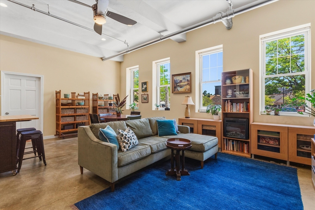 960 Broadway, Chelsea, Massachusetts, 2 Bedrooms Bedrooms, 5 Rooms Rooms,1 BathroomBathrooms,Residential,For Sale,Broadway,73538176