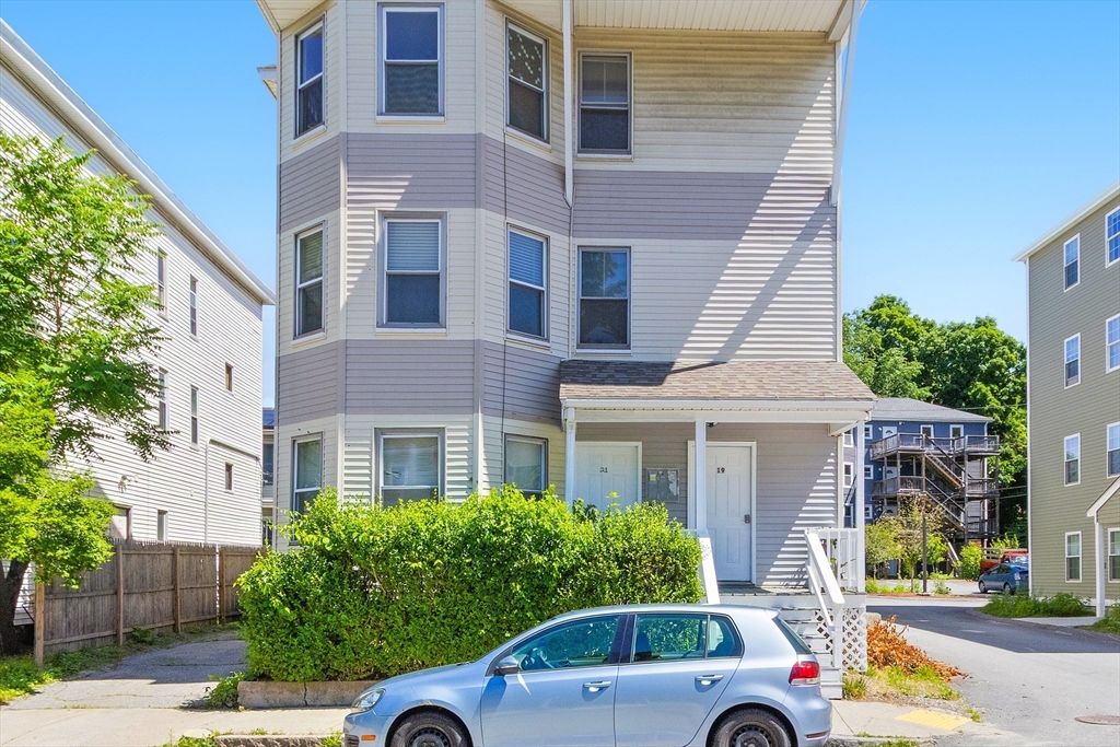 19-21 Henchman Street, Worcester, Massachusetts, 9 Bedrooms Bedrooms, 21 Rooms Rooms,3 BathroomsBathrooms,Residential Income,For Sale,Henchman Street,73537825
