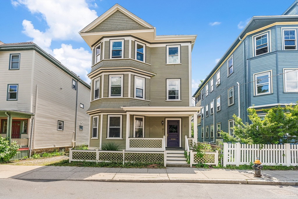 17 Spalding St, Boston, Massachusetts, 3 Bedrooms Bedrooms, 5 Rooms Rooms,1 BathroomBathrooms,Residential,For Sale,Spalding St,73538174