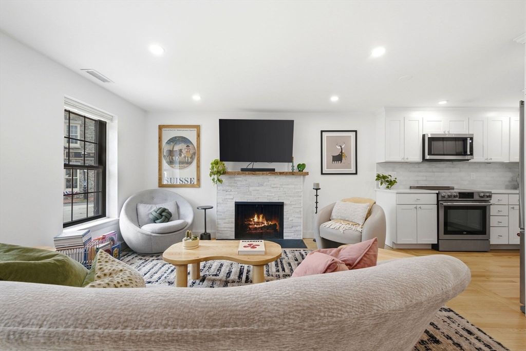 100 Main Street, Boston, Massachusetts, 1 Bedroom Bedrooms, 3 Rooms Rooms,1 BathroomBathrooms,Residential,For Sale,Main Street,73538234