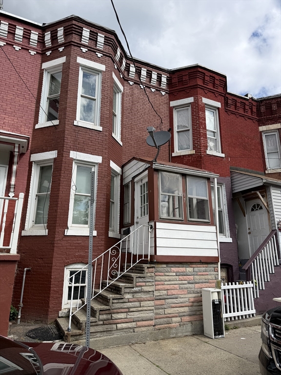 97 Newton St, Holyoke, Massachusetts, 2 Bedrooms Bedrooms, 5 Rooms Rooms,1 BathroomBathrooms,Residential,For Sale,Newton St,73537915