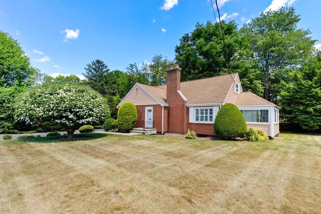 70 Grove St, Winchester, Massachusetts, 3 Bedrooms Bedrooms, 7 Rooms Rooms,1.5 BathroomsBathrooms,Residential,For Sale,Grove St,73537575
