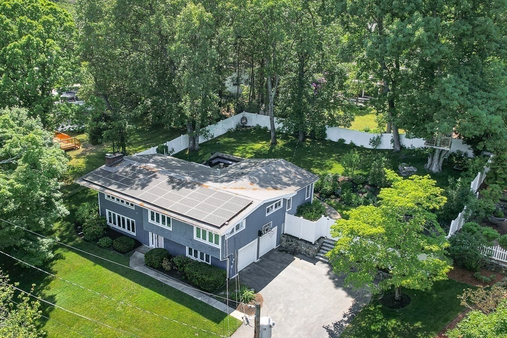 11 Carriage Lane, Winchester, Massachusetts, 4 Bedrooms Bedrooms, 8 Rooms Rooms,3 BathroomsBathrooms,Residential,For Sale,Carriage Lane,73537920