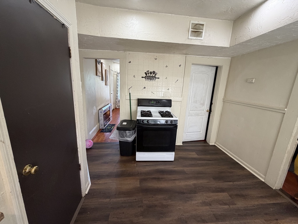 75 Intervale, Brockton, Massachusetts, 2 Bedrooms Bedrooms, 4 Rooms Rooms,1 BathroomBathrooms,Residential Lease,For Rent,Intervale,73537933