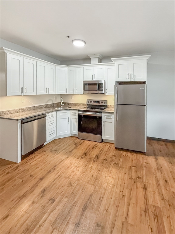 75 Commercial St, Brockton, Massachusetts, 2 Rooms Rooms,1 BathroomBathrooms,Residential Lease,For Rent,Commercial St,73537932