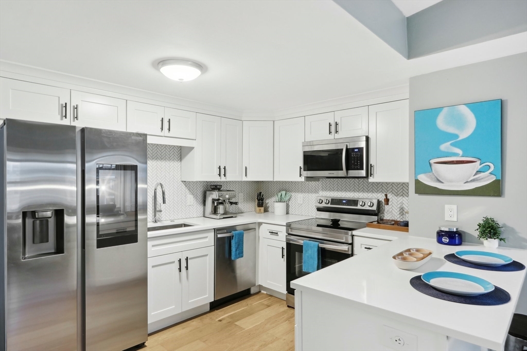 115 W 7th St, Boston, Massachusetts, 1 Bedroom Bedrooms, 3 Rooms Rooms,1 BathroomBathrooms,Residential,For Sale,W 7th St,73525194