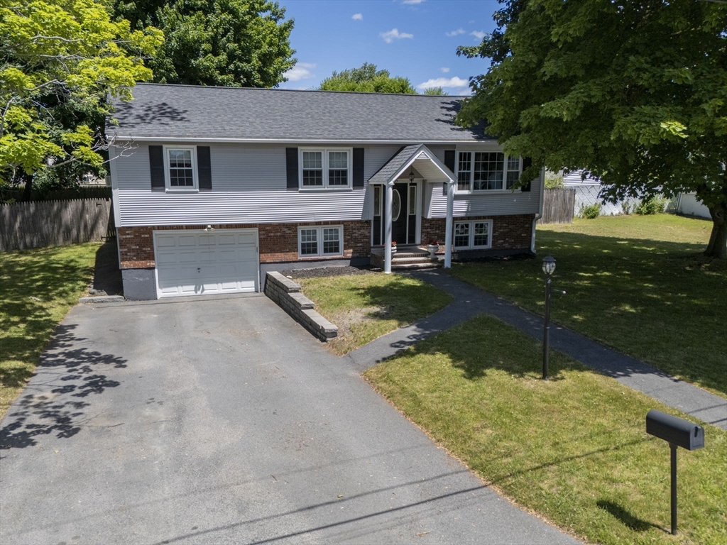 35 Oakmeadow Ln, Methuen, Massachusetts, 3 Bedrooms Bedrooms, 6 Rooms Rooms,2 BathroomsBathrooms,Residential,For Sale,Oakmeadow Ln,73537958