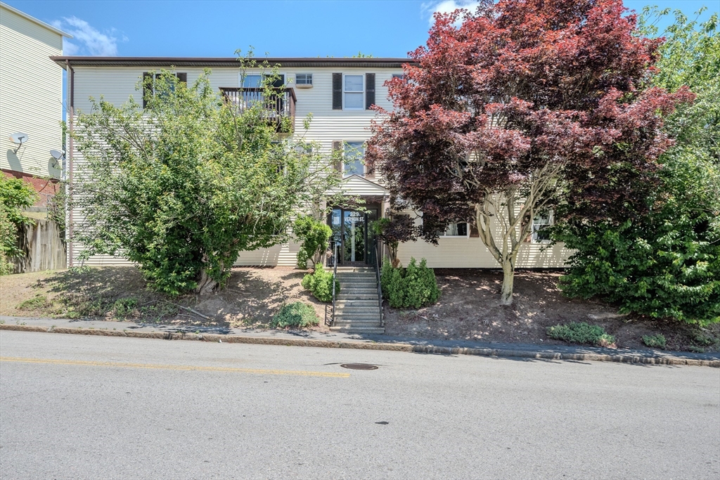 229 Vernon St, Worcester, Massachusetts, 2 Bedrooms Bedrooms, 4 Rooms Rooms,1 BathroomBathrooms,Residential,For Sale,Vernon St,73537749