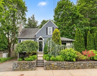 304 Lowell Street, Reading, Massachusetts, 3 Bedrooms Bedrooms, 6 Rooms Rooms,1.5 BathroomsBathrooms,Residential,For Sale,Lowell Street,73538067