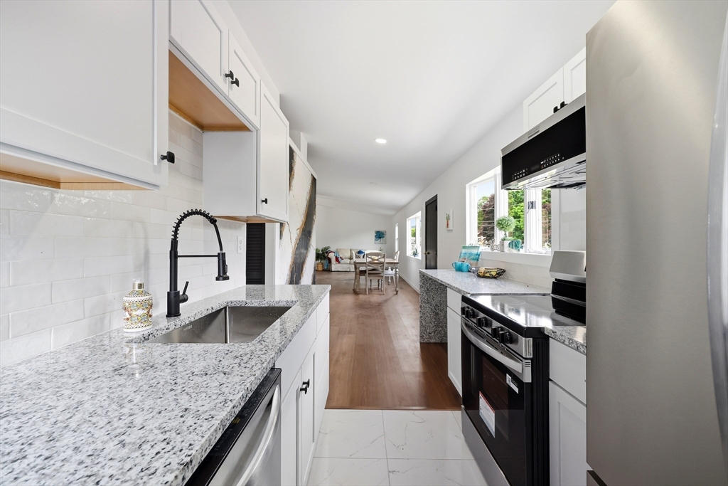 37 Sun Valley Rd, Holyoke, Massachusetts, 3 Bedrooms Bedrooms, 6 Rooms Rooms,1 BathroomBathrooms,Residential,For Sale,Sun Valley Rd,73538089