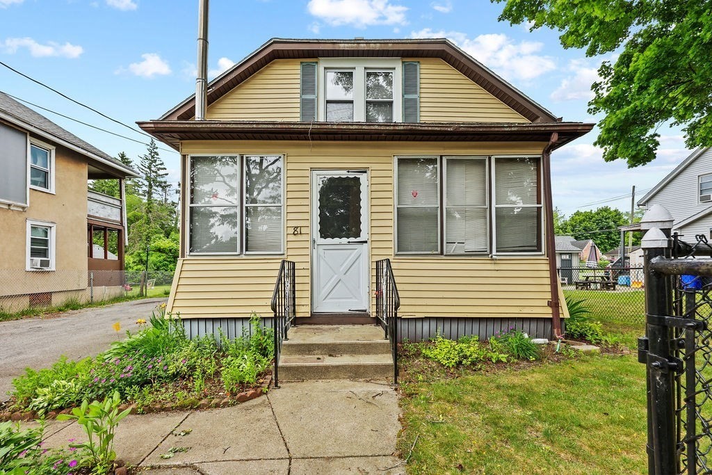 81 Healey St, Springfield, Massachusetts, 3 Bedrooms Bedrooms, 6 Rooms Rooms,1.5 BathroomsBathrooms,Residential,For Sale,Healey St,73538308