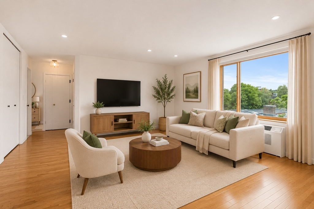 216 Saint Paul St, Brookline, Massachusetts, 1 Bedroom Bedrooms, 3 Rooms Rooms,1 BathroomBathrooms,Residential,For Sale,Saint Paul St,73538162