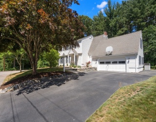 10 Steven Ln, Medfield, Massachusetts, 4 Bedrooms Bedrooms, 11 Rooms Rooms,3.5 BathroomsBathrooms,Residential,For Sale,Steven Ln,73538240