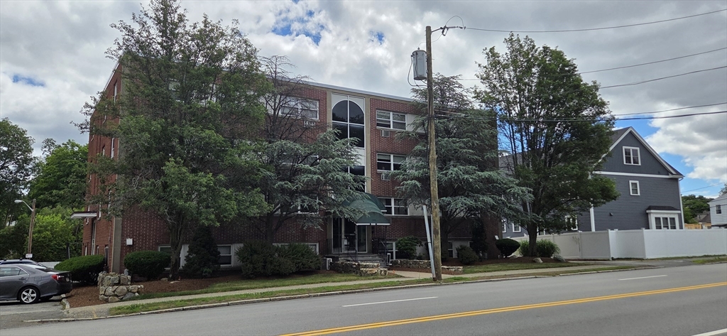 558 Main St, Stoneham, Massachusetts, 2 Bedrooms Bedrooms, 4 Rooms Rooms,1 BathroomBathrooms,Residential Lease,For Rent,Main St,73538304