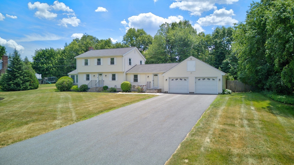 10 Hemlock Rd, Andover, Massachusetts, 4 Bedrooms Bedrooms, 9 Rooms Rooms,2 BathroomsBathrooms,Residential,For Sale,Hemlock Rd,73538318