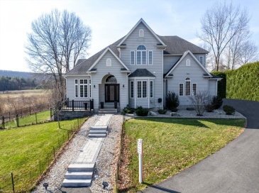 36 & 36R Holly Circle, Easthampton, Massachusetts, 5 Bedrooms Bedrooms, 1 Room Rooms,6.5 BathroomsBathrooms,Residential,For Sale,Holly Circle,73473244
