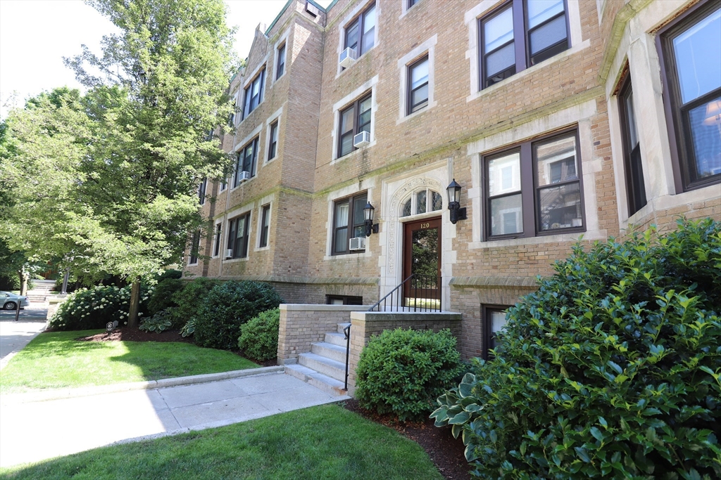 126 Babcock St, Brookline, Massachusetts, 3 Bedrooms Bedrooms, 6 Rooms Rooms,1 BathroomBathrooms,Residential Lease,For Rent,Babcock St,73516900