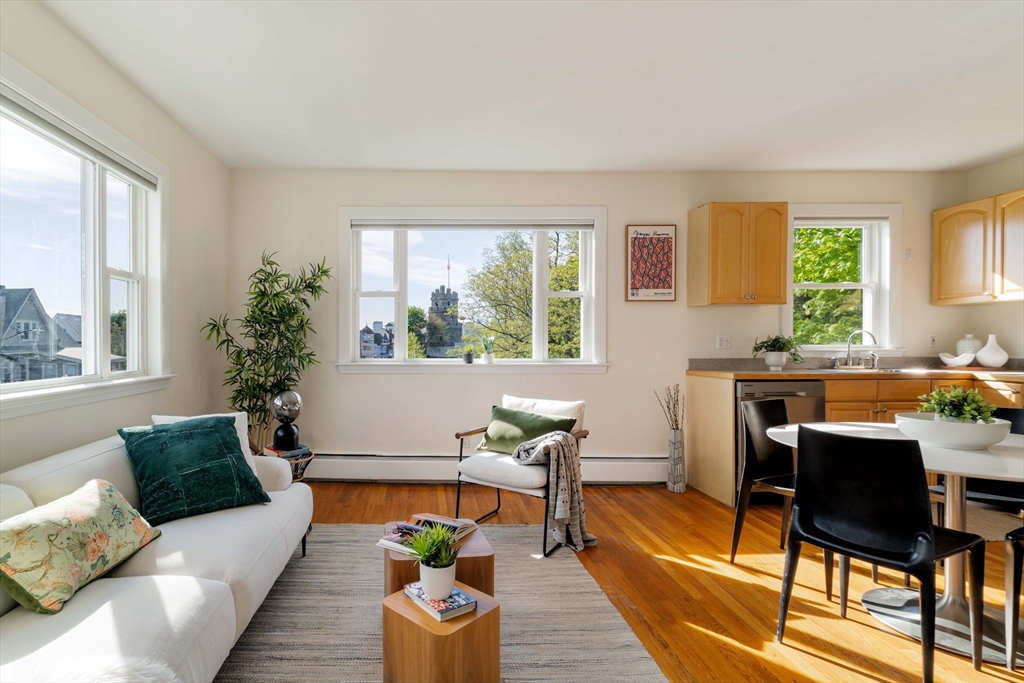 82 Munroe Street, Somerville, Massachusetts, 1 Bedroom Bedrooms, 3 Rooms Rooms,1 BathroomBathrooms,Residential,For Sale,Munroe Street,73517888